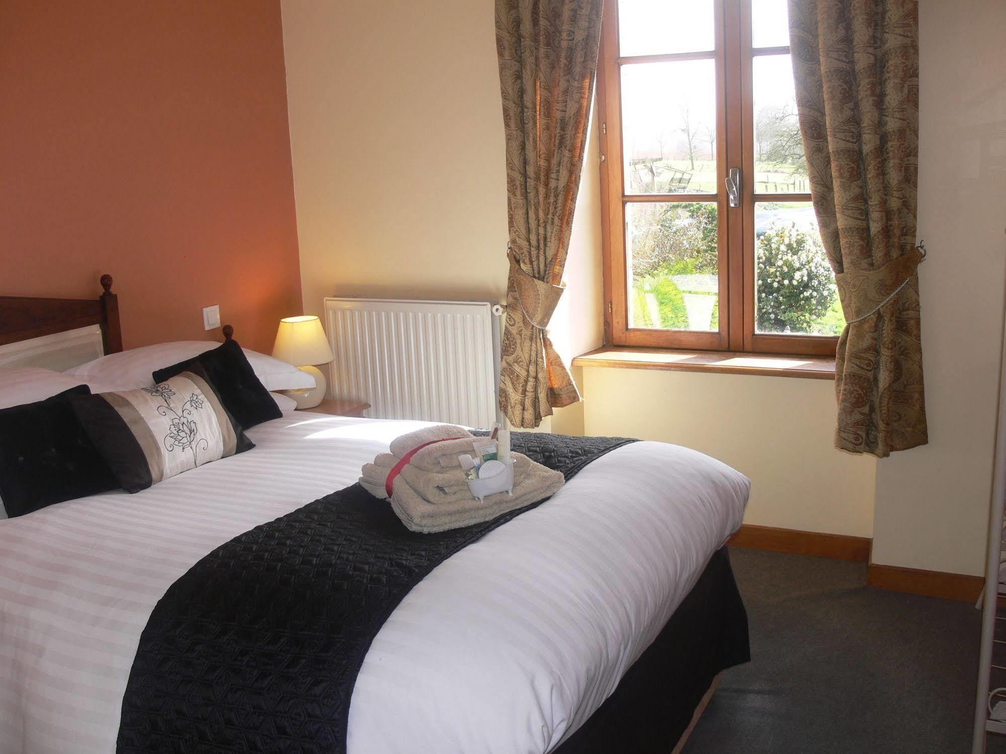 Le Jardin B&B Isigny-le-Buat Exterior foto